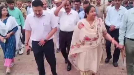 सासनी: कमिश्नर ने पराग डेयरी में अस्थाई गौशाला का निरीक्षण किया, संबंधित को दिए दिशा निर्देश, जिलाधिकारी रहे मौजूद