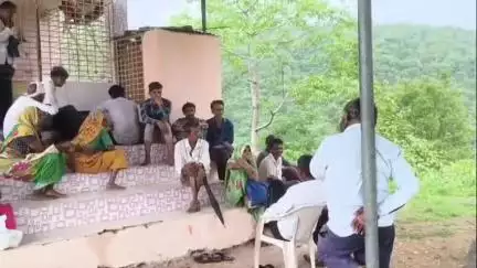હિંમતનગર: જોડ ખાપરેટા સહિતના ગામોમાં રાશન લેવા લોકોએ ડુંગર ચડવો પડી રહ્યો છે#jansamasya