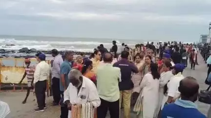 அகஸ்தீஸ்வரம்: கடல் சீற்றம் காரணமாக கன்னியாகுமரி முக்கடல் சங்கமத்தில் சுற்றுலா பயணிகளுக்கு தடை