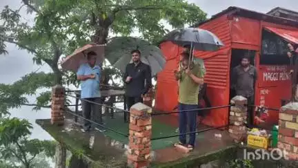 नैनीताल: लगातार बारिश के बीच प्रशासन अलर्ट, SDM नवाजिश खलिक ने संवेदनशील क्षेत्रों का किया निरीक्षण