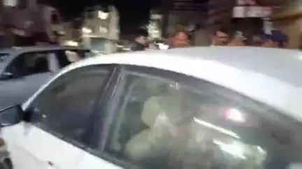 रुद्रपुर: रुद्रपुर की मुख्य बाजार में स्कूटी सवार दो युवकों ने मामूली विवाद के बाद कार के तोड़े शीशे, पुलिस ने शुरू की जांच