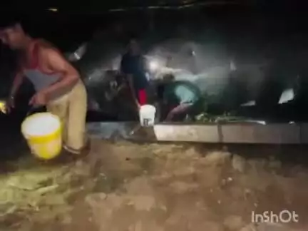 अजीतमल: बिजली घर के समीप सड़क पार कर रहे युवक को बचाने में टैंकर पलटा, पुलिस तमाशबीन बनी रही, लोग दूध चोरी करते रहे