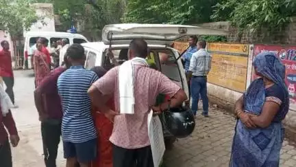 मऊ: फँसेरा इलाके में ऑटो और बाइक के बीच हुई आमने-सामने टक्कर, बाइक सवार हुए घायल, चिकित्सकों ने किया रेफर