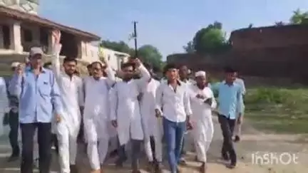 मोहिउद्दीननगर: मोहिउद्दीननगर बस स्टैंड से वक्फ बचाओ रैली में भाग लेने के लिए युवाओं का जत्था पटना रवाना