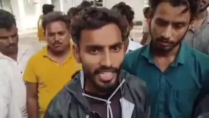ललितपुर: ग्राम ठाठखेड़ा में घरों के ऊपर से निकल जा रही विद्युत हाईटेंशन लाइन का ग्रामीण कर रहे हैं विरोध #Jansamasya