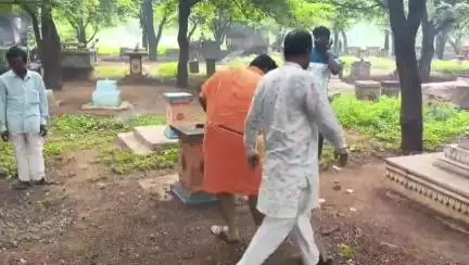 ಜಮಖಂಡಿ: ನಗರದ  ಹಿಂದೂ ರುದ್ರಭೂಮಿ ಸ್ವಚ್ಛತಾ ಕಾರ್ಯಕ್ರಮ ನೆರವೇರಿಸಿದ ಮುತ್ತಿನಕಂತಿ ಮಠದ ಶ್ರೀಗಳು ಹಾಗೂ ಹಿಂದೂ ಮುಖಂಡರು