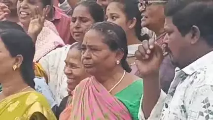భీమిలి: మారికవలసలో మరో మద్యం దుకాణం వద్దు అంటూ రోడ్డు పై కాలనీ ప్రజలు నిరసన