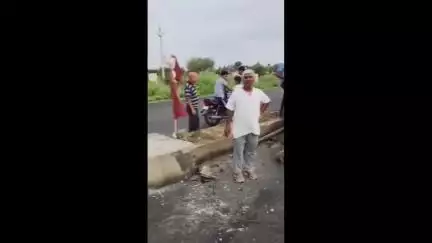 झुंझुनू: गुढ़ागौड़जी बाईपास पर चालक को नींद की झपकी आने से ट्रक डिवाइडर पर चढ़कर पलटा, बड़ा हादसा टला