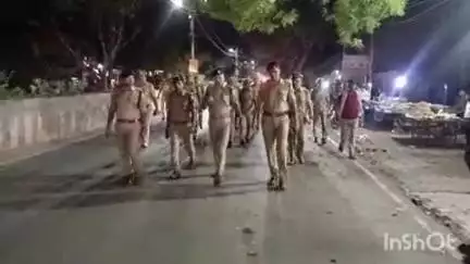 टूंडला: मोहर्रम और कावड़ यात्रा को लेकर डीआईजी आगरा और एसएसपी फिरोजाबाद ने स्टेशन रोड पर किया पैदल मार्च