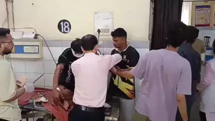 एटा: ARTO ऑफिस के पास हाइवे फ्लावर समीप मुंबई से लौटते समय ई-रिक्शा पलटने से दो लोग घायल, एक की हालत गंभीर