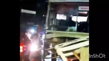 कल्याण: कल्याण उल्हासनगरला जोडणाऱ्या पुलावर चालकाचे नियंत्रण सुटल्याने बसने बॅरिगेटिंग ला धडक दिल्याने भीषण अपघात