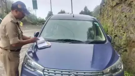 टिहरी: चंबा थाना पुलिस ने कद्दू खाल क्षेत्र में सड़क पर आड़े-तिरछे वाहन लगाने वालों के खिलाफ की चालानी कार्रवाई