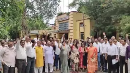 खरगौन: शिक्षकों ने ई-अटेंडेंस का विरोध किया, सीएम से सभी विभागों में लागू करने की मांग