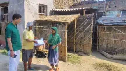 अरेराज: अरेराज के एसडीएम ने गणना प्रपत्र वितरण का डोर टू डोर किया निरीक्षण