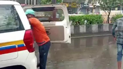 सातारा: बस स्थानकासमोर रस्त्यावर वाहतुकीला अडथळा निर्माण करणाऱ्या विक्रेत्यांचे साहित्य जप्त करण्याचा वाहतूक पोलिसांचा इशारा