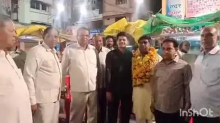 शाजापुर: शफीक खान को नालसाब कमेटी का सदर बनने पर छोटा चोक में साफा बांधकर किया स्वागत