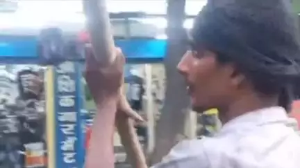 जगाधरी: शादीपुर में सड़क किनारे पेड़ काटने की सूचना पर जुटे ग्रामीण, पेड़ काटने वाले मौके से फरार