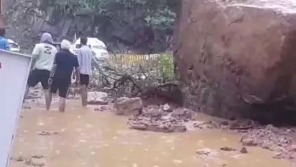 कर्णप्रयाग: चमोली जिले में आफत की बारिश से आम जन जीवन अस्त व्यस्त, बदरीनाथ हाईवे उमटा में भारी मलबा आने से अवरुद्ध
