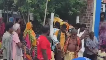 ଖଲ୍ଲିକୋଟ୍: କଞ୍ଚଣା ଗ୍ରାମ ନିକଟସ୍ଥ ଏକ ଫାର୍ମ ହାଉସ ରେ ବିଦ୍ୟୁତ୍ ଆଘାତରେ ଜଣେ ଚାଷୀଙ୍କ ମୃତ୍ୟୁ, ଜିଲ୍ଲା ରେଡ କ୍ରସ ପକ୍ଷରୁ ସହାୟତା ପ୍ରଦାନ