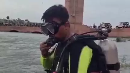 लाडपुरा: नयापुरा इलाके के चंबल नदी में कूदे युवक की तलाश नगर निगम की गोताखोर टीम ने दूसरे दिन भी जारी रखी