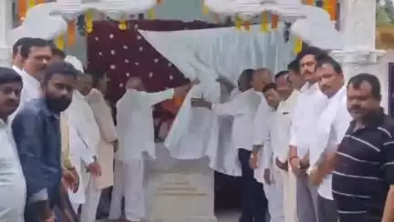 నిర్మల్: మాజీ ఎంపీ రాథోడ్ రమేష్ విగ్రహాన్ని ఆవిష్కరించిన :నిర్మల్ ఎమ్మెల్యే మహేశ్వర్ రెడ్డి