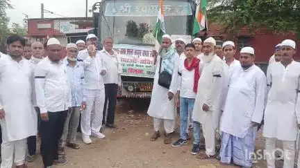 हिलसा: हिलसा रेलवे स्टेशन से सैकड़ों मुसलमान पटना के लिए रवाना, वक्फ काला कानून वापस लेने की मांग