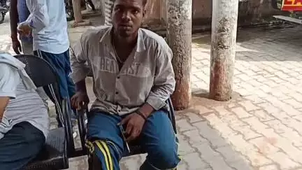 एटा: कस्बा मारहरा मंदिर के समीप तेरहवीं से लौट रहे बाइक सवारों की बाइक को कार ने मारी टक्कर, तीन युवक घायल, MC में भर्ती