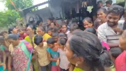 సిర్పూర్ టి: చింతగూడ గ్రామంలో మహిళల ఆగ్రహం, బెల్ట్ షాప్ లోని మద్యం సీసాలను ధ్వంసం చేసిన మహిళలు