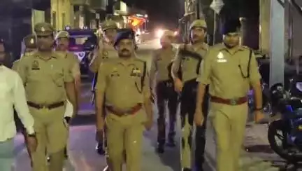 कौंच: कोंच नगर में आगामी मोहर्रम पर्व को लेकर एसपी ने संवेदनशील इलाकों में पुलिस फोर्स के साथ किया निरीक्षण