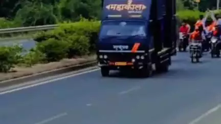 अंतरवाली सराटी येथे मनोज जरांगे यांच्या बैठकीला बीडमधून हजारोचा वाहनांचा ताफा रवाना झाला