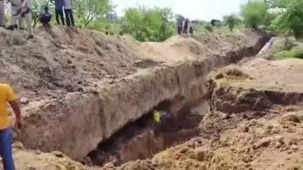 किरावली: राजस्थान सीमा पर चंबल परियोजना के तहत खोदी गई पानी की पाइपलाइन बनी मौत की खाई