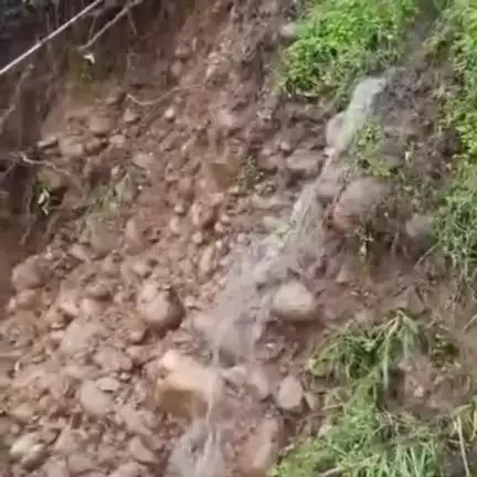 बमसन: भटेड गांव में बरसात के कारण ल्हासा गिरा, महिला के मकान के आंगन में गिरा मालवा