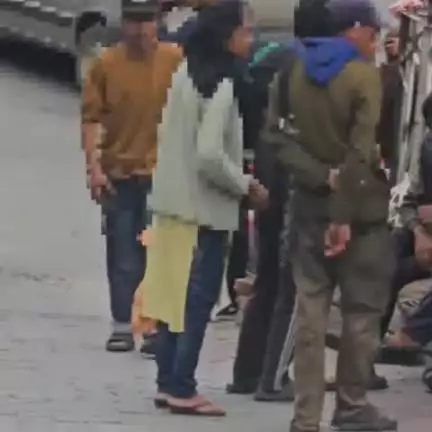 कल्पा: किन्नौर के रिकांगपिओ में नशे में झूमती एक महिला, लोगों को करने लगी परेशान