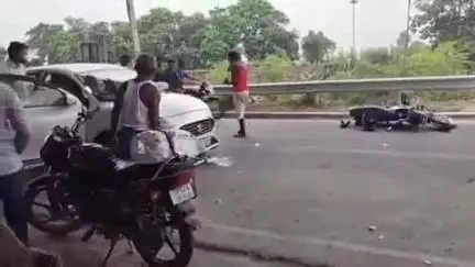 पडरौना: रामकोला दामोदरी नहर पुल, सरदार पटेल चौक पर कार और बाइक की जोरदार टक्कर, चालक मौके से फरार, बाय स्वर्ग अंबे घायल