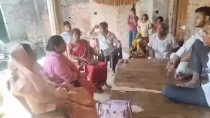 इटावा: सदर इलाके में कथावाचक मुकुट यादव के घर पहुंची गुलाबी गैंग की संस्थापक संपत पाल देवी, परिजनों से घटना की जानकारी जुटाई