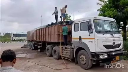 बिंदकी: बड़ौरी टोल प्लाजा के पास एक ढाबा के सामने खड़े कोयला भरे ट्रक में अचानक लगी आग, मचा हड़कंप, फायर ब्रिगेड ने बुझाया