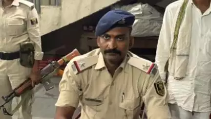 बोध गया: मगध विश्वविद्यालय थाना पुलिस ने फरार वारंटी अभियुक्त को किया गिरफ्तार, आगे की कार्रवाई जारी