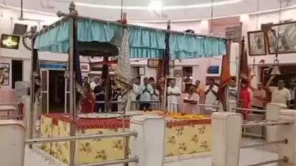 खंडवा नगर: खंडवा के दादाजी धूनी वाले मंदिर में मंगला आरती का हुआ भव्य आयोजन