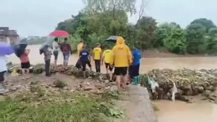 ऋषिकेश: श्यामपुर इलाके में बंगाला नाले का पानी घरों में घुसा, एसडीआरएफ व पुलिस प्रशासन मौके पर पहुंचे, लोग छतों पर चढ़े