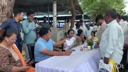 వేములవాడ: రైతులకు ఉచితంగా వేములవాడ శ్రీరాజరాజేశ్వరస్వామి వారికి కోడెల పంపిణీ