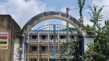ভগবানগোলা ১: স্কুলের সামনে ঘেরা হচ্ছিল সেচ দপ্তরের জমি, স্থানীয়দের বাধায় পুলিশের হস্তক্ষেপ — আটক ২