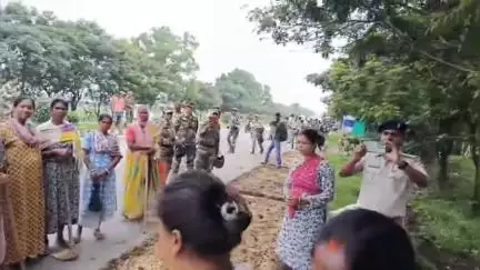 कांके: कांके के नगड़ी इलाके में रिम्स-2 निर्माण के विरोध में उतरे किसान, सड़क पर खेती कर जताया विरोध