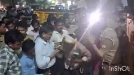 कायमगंज: कायमगंज ट्रांसपोर्ट चौराहा पर मृत बच्ची के परिजनों ने शव रखकर लगाया जाम, प्रशासन के आश्वासन के बाद खोला जाम