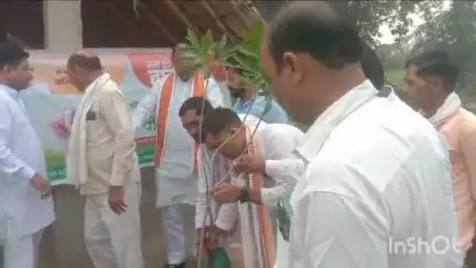 सिरौली गौसपुर: ग्राम पंचायत शेखपुर टुटुरु मजरे भीती गांव में पूर्व विधायक ने किया वृक्षारोपण