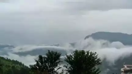 पौड़ी: जनपद पौड़ी में भारी बारिश से अलकनंदा नदी का जलस्तर खतरे के करीब, 12 मोटर मार्ग हुए बंद