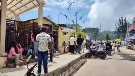 கொடைக்கானல்: ஏரிச்சலையில் படகு சவாரி செய்வதற்கு வெகு நேரம் காத்திருந்து செல்லும் சுற்றுலாப் பயணிகள் புதிய படகுகள் கண்காட்சி பொருளாக மட்டுமே காணப்படுகிறது