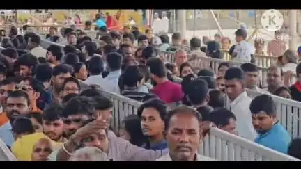 భువనగిరి: యాదాద్రి లక్ష్మీనరసింహస్వామి ఆలయం వద్ద పోటెత్తిన భక్తుల సందడి