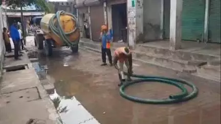 मंझनपुर: पब्लिक ऐप की खबर का असर, मुख्यालय मंझनपुर में जल जमाव की समस्या को दुरुस्त करने में जुटे नगर पालिका कर्मचारी