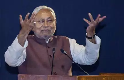 सीएम नीतीश ने करीबी मंत्री का हाथ खींचकर मंच से जबरन हटाया, वीडियो हो रहा वायरल