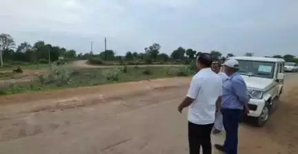 बाबई: माखन नगर के ग्राम माना गांव में विधायक ने लोक निर्माण विभाग के अधिकारियों के साथ सड़कों का निरीक्षण किया